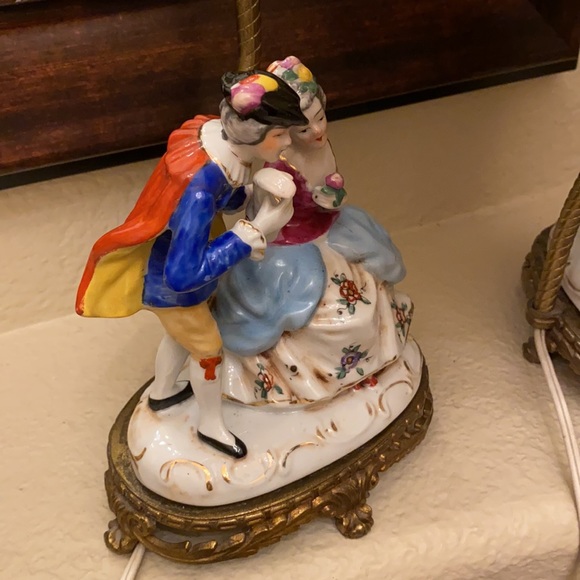 Vintage Boudoir matched pair of lamps without shades - Picture 11 of 14